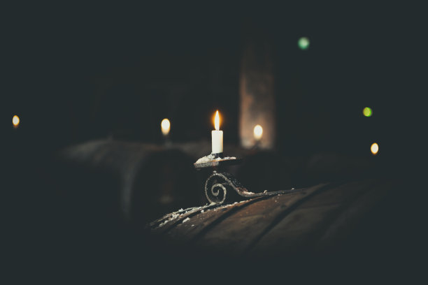 旧酒窖里的烛光图片下载