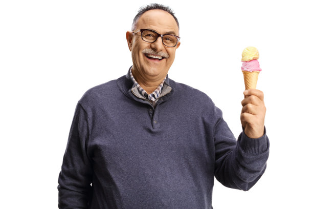 拿着香草和草莓冰淇淋甜筒的中年男人图片下载