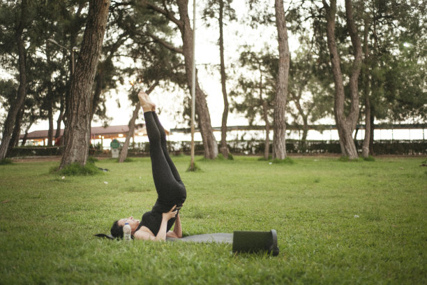 一名年轻女子在公园练习瑜伽的照片图片下载