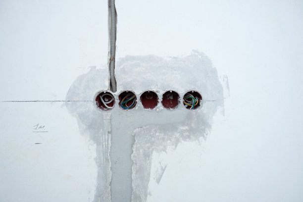 未完成的电源插座和电线。混凝土墙。修复在公寓图片下载