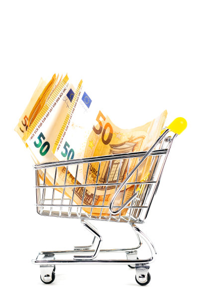 小购物车与欧元钞票孤立在白色背景。省钱的概念。图片下载