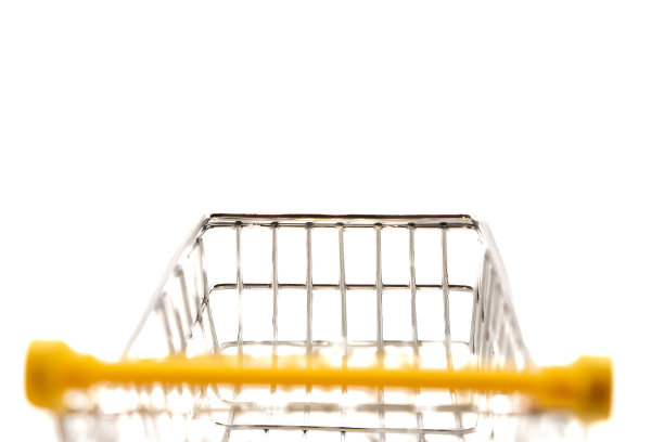 白色背景上孤立的小购物车。有选择性的重点图片下载