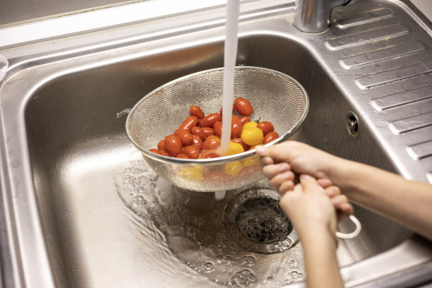 孩子们在厨房里洗圣女果图片下载