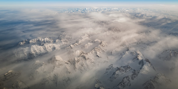 晨雾缭绕的群山图片下载