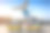 把行李装上飞机。行李运输用拖车将行李运送到飞机上图片下载