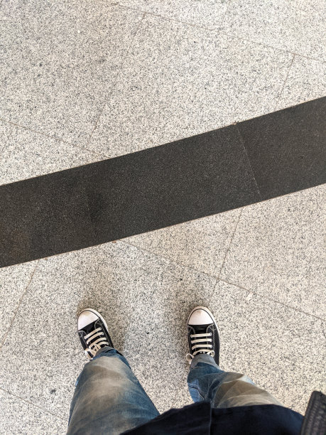 双脚踩在地板上图片下载