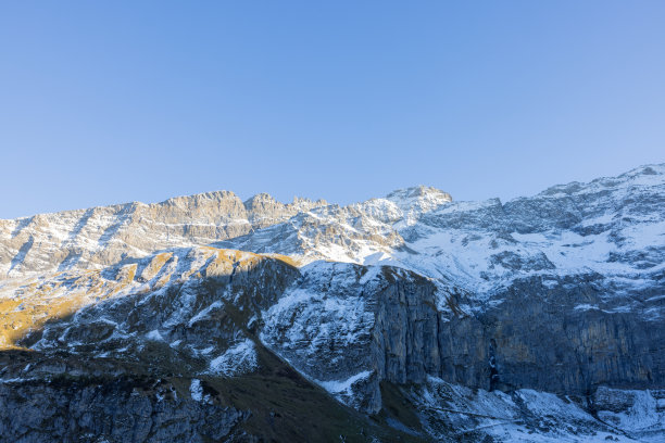 瑞士美丽的风景。云雾缭绕的史诗般的风景。美妙的阳光穿过云层，然后是令人惊叹的日落和日出。完美的瑞士公路之旅。图片下载