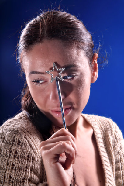 俏皮美丽的黑发女人和魔术的肖像图片下载