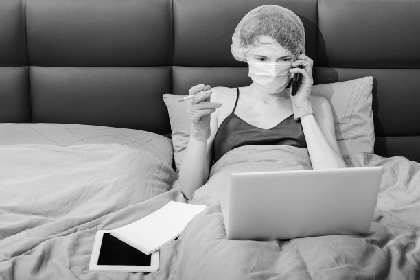 COVID-19冠状病毒自我隔离和在家工作。一个戴着防护手套、面罩和帽子的女孩图片下载