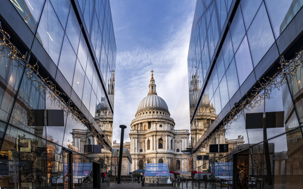 古老与现代，圣保罗大教堂的倒影，英国伦敦。图片下载