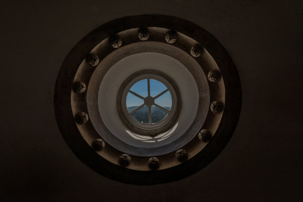 圆形窗户阳光明媚的景观外，黑色的内部。图片下载