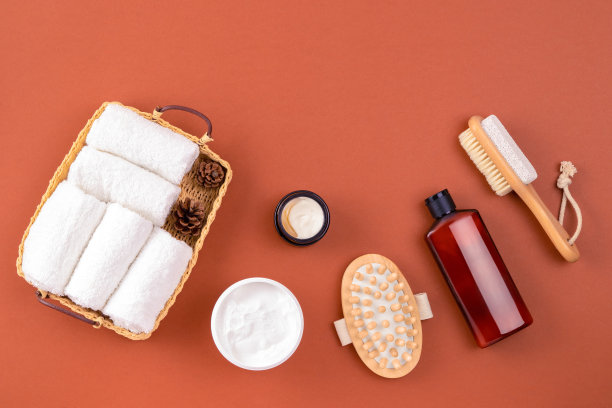 水疗套装，毛巾，按摩刷，棕色表面的身体霜。生态零浪费理念。放松的水疗按摩和身体治疗图片下载