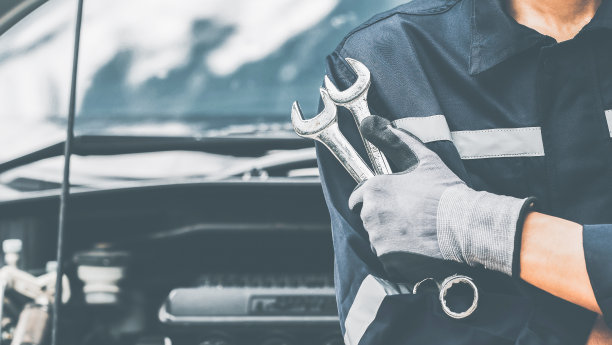 用扳手修理汽车的手。汽车修理车库。机修工w图片下载