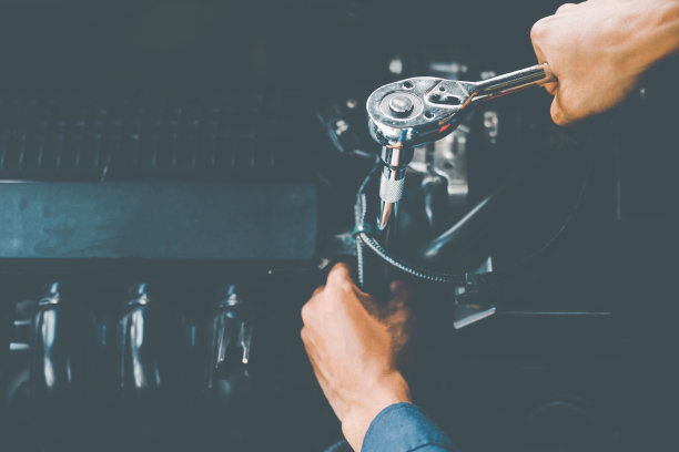 汽车服务、维修、保养理念。汽车修理工的工作图片下载