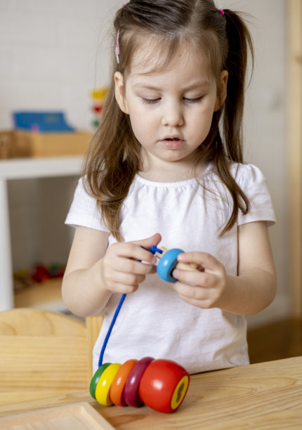 蒙特梭利的材料。幼儿从木头中学习几何形状。图片下载