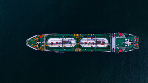 航拍海上液化石油气运输船、航拍白色液化石油气运输船、航拍油气运输船物流运输业务。图片下载