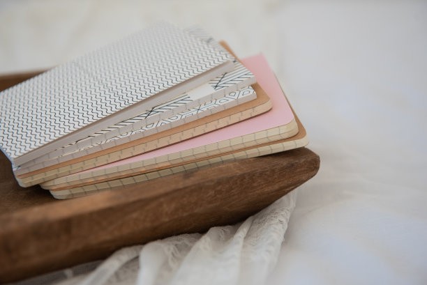 书放在木托盘上图片下载