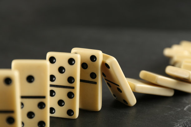 白色的多米诺瓷砖落在深灰色的桌子上图片下载