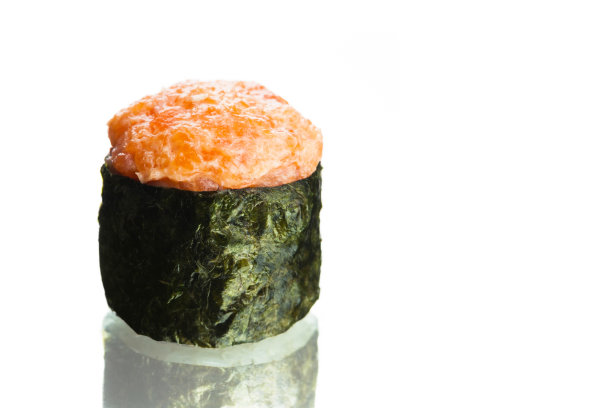 日本Gunkan寿司与生鲑鱼在顶部包裹紫菜eaweed孤立的白色背景与反射图片下载