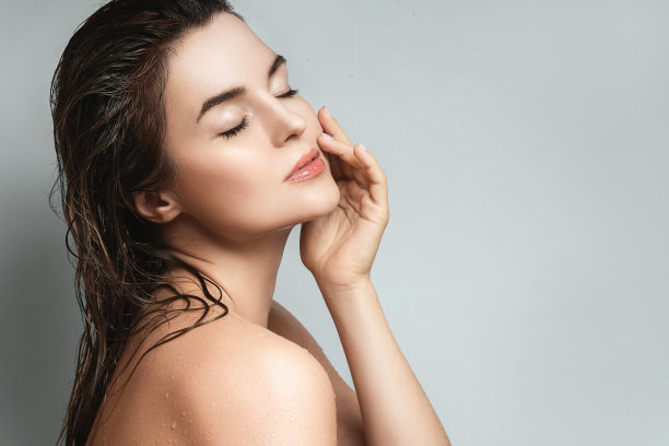 年轻美丽的女人，湿漉漉的身体和头发图片下载