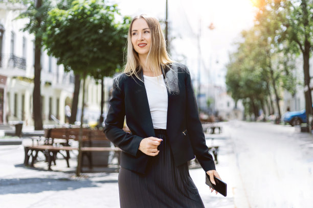 年轻的女商人站在城市的街道上图片下载