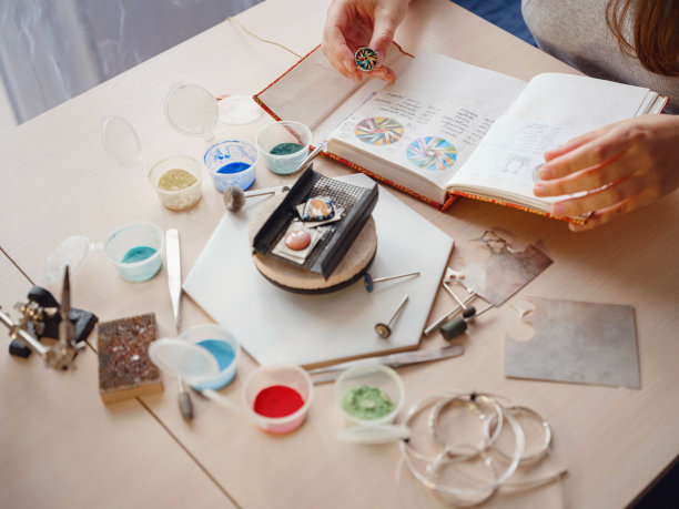 珠宝设计师的工作场所在家里。图片下载