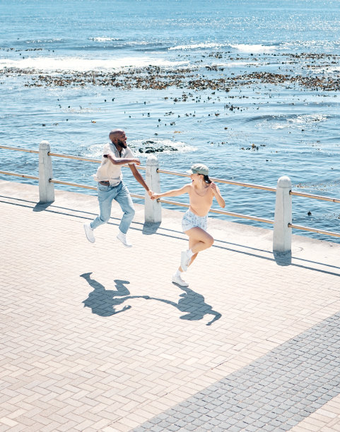 这是一对年轻夫妇在户外跑步时牵着手，亲密无间的全长照片图片下载