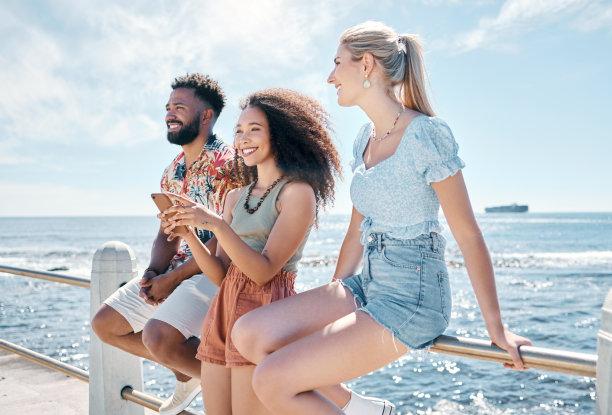 这张照片拍摄的是一群不同类型的朋友在户外聚会图片下载