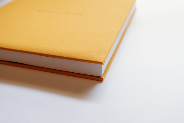 自然黄色亚麻织物的角落里的细节，来自婚礼或家庭相册图片下载