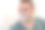 一名白人男子剃须时往浴室的镜子里看。一个滑稽的男人对着他的倒影微笑，他的脸被可笑地剃了一半。千禧一代男子打理胡茬或胡须，在沐浴中为面部做清晨美容，sk概念图片下载
