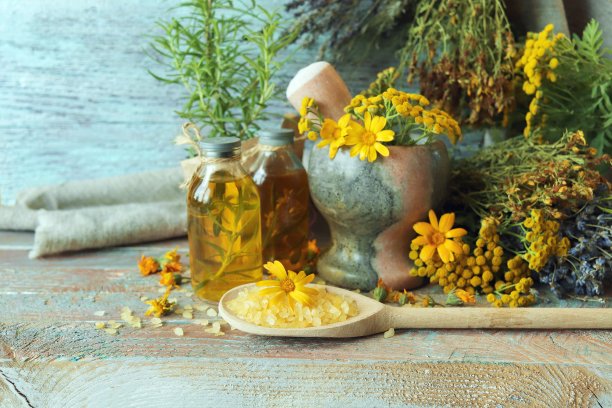 有用的植物，油和酊剂，薰衣草花和迷迭香在一个花盆，在木制的背景上图片下载