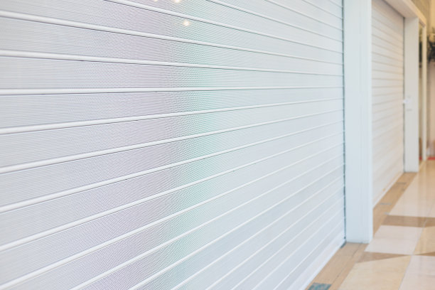 在因制裁、抵制和禁运而关闭的购物中心，商店展示橱窗，大众市场布店关闭店面，零售业务暂停，品牌离开市场图片下载