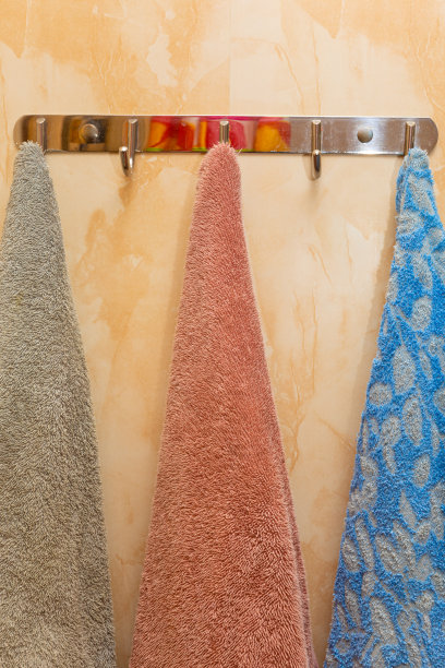 浴室里的衣架上挂着各种颜色的毛巾图片下载