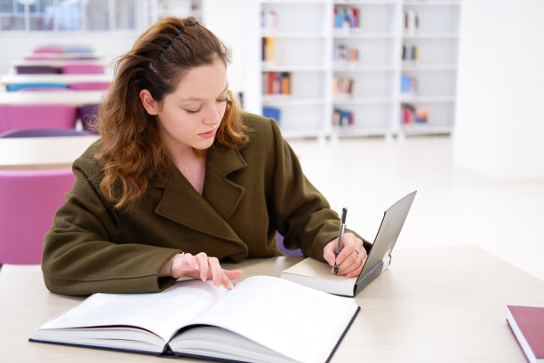 在课堂上学习图片下载