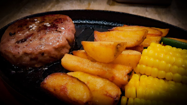 配有大块玉米和土豆的牛排图片下载