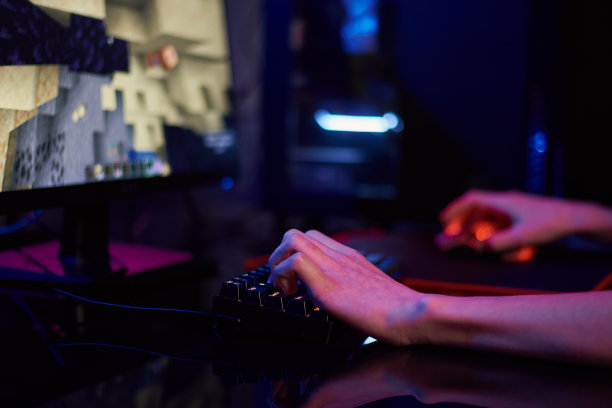 玩家玩电脑游戏时，使用rgb霓虹色键盘图片下载