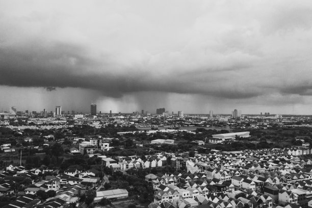 雨在夜晚的城市里图片下载