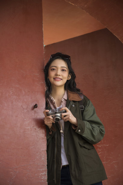 年轻的女游客在红拱门下的照片图片下载