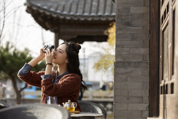 在人行道咖啡店拍摄的年轻女士-库存照片图片下载