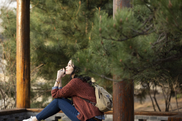 女游客休息在公园股票照片图片下载