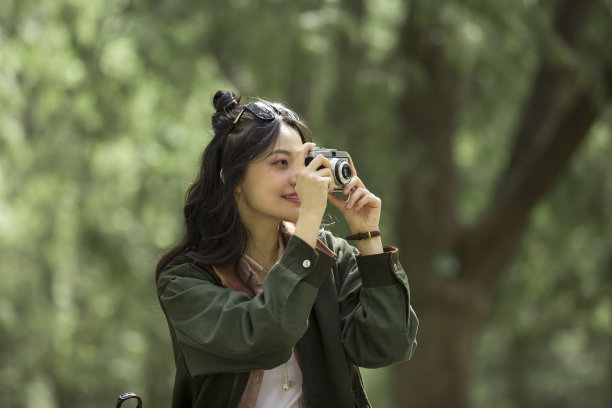 女性游客拍摄照片的特写图片下载