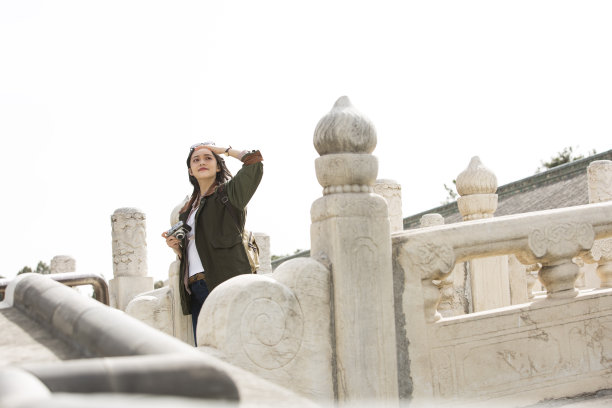 年轻的女游客站在古拱桥上的存量照片图片下载