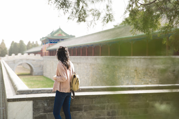 背面的一个年轻的女性旅游股票照片图片下载