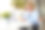 一个在海滩露台上工作的女人，在用智能手机打电话图片下载