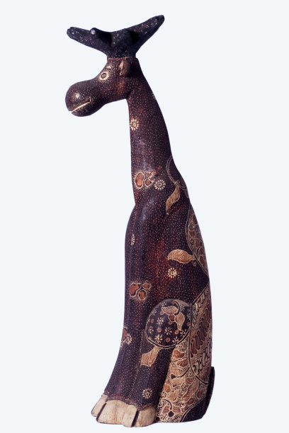 蜡染应用在一个长颈鹿形状的木制娃娃上图片下载