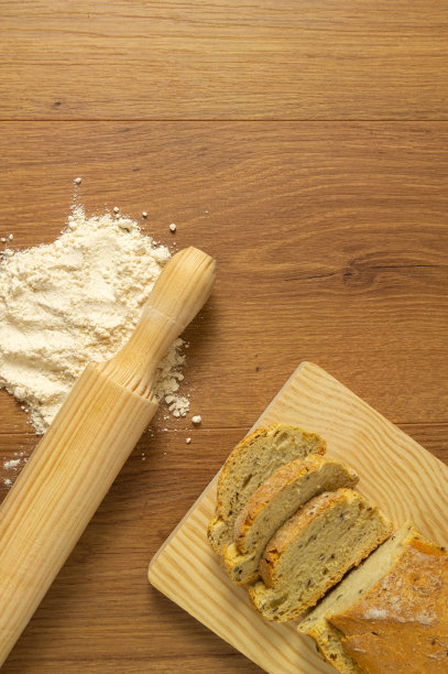 酸面包片，自制新鲜烘焙，天然原料，新鲜，面粉，时尚，顶级照片，木制背景。图片下载