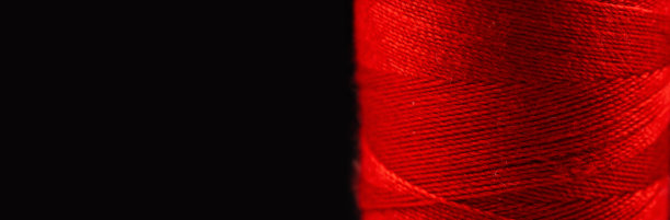 黑色背景上的红色线轴图片下载