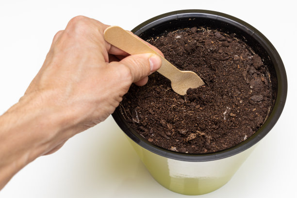 手工工具在花盆里犁地图片下载