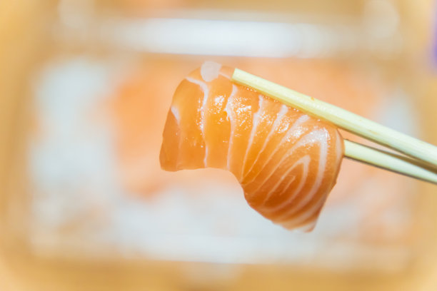 被筷子夹过的鲑鱼图片下载