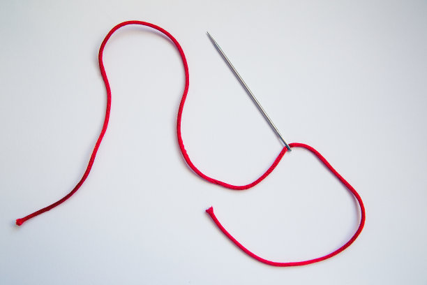 穿红线的针。红丝带。缝纫图片下载